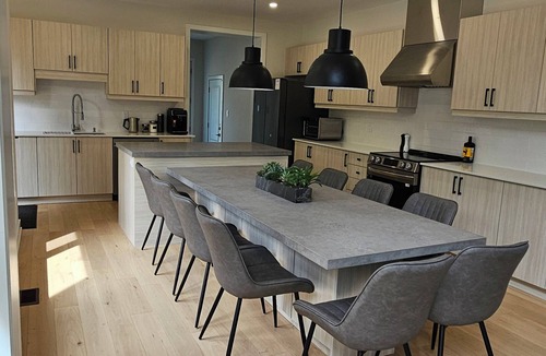 Dwight House | 5BR Private Forest | Sleep 10 | Hot Tub+EV Charger