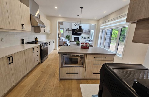 Dwight House | 5BR Private Forest | Sleep 10 | Hot Tub+EV Charger