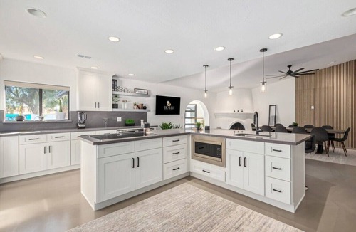 Chandler House | 5BR Resort-Style Oasis|2 Primary's|Cabana|GameRoom