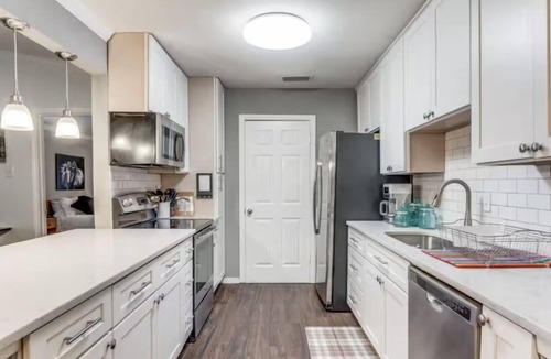 Midtown House | 5BR Retreat in Downtown OKC w/In Unit Laundry I Bathtub I Spacious Living Space I Full Kitchen 16F1