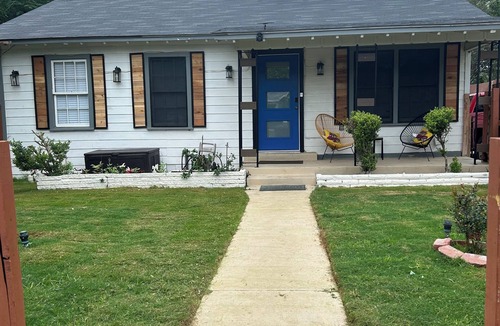 Southside House | 5BR Retreat with Theater and Game Room Near Downtown + POOL