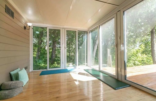 Mono House | 5BR Riverfront Retreat w/Firetable, BBQ, and Deck