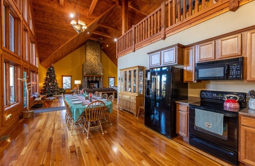 Edray Cabin | 5BR Ski Chalet Mins2slopes 3 Kings | EV | Hot Tub