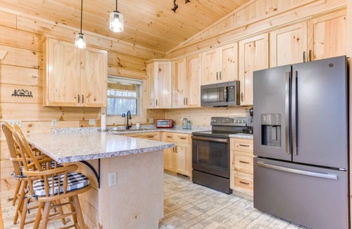 Hartford House | 5BR Smoky Mtn Cabin w/Hot Tub | Sleeps 13