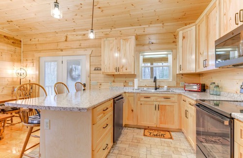 Hartford House | 5BR Smoky Mtn Cabin w/Hot Tub | Sleeps 13