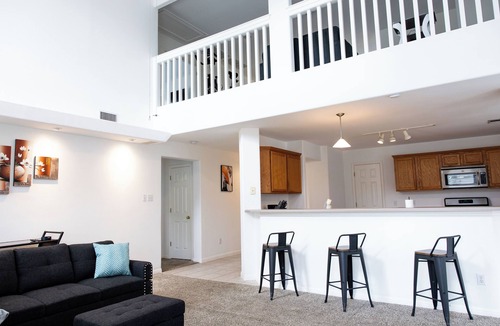 Manor House | 5BR Spacious Modern Luxury Home + Garage