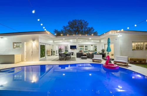 North Miami Beach Villa | 5BR Villa w/Heated Pool, Games, Fire Pit, Golf, Cabana, 10-mn from Beach