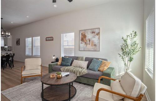 Near East Side House | 5BR3BA Minutes from the Action with Skyline Views