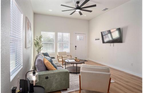 Near East Side House | 5BR3BA Minutes from the Action with Skyline Views