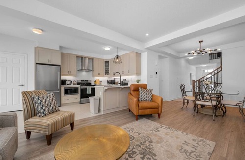 Ottawa Division House | 5m to CTC, King Bed, BBQ, Fenced in Yard, WFH