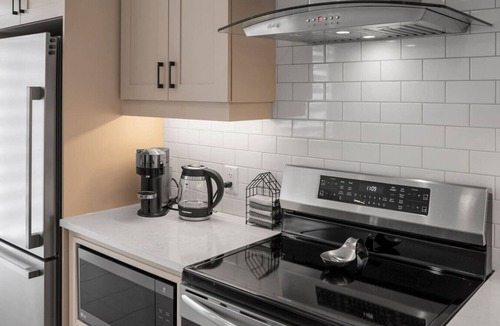 Ottawa Division House | 5m to CTC, King Bed, BBQ, Fenced in Yard, WFH