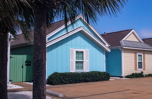 Corpus Christi House | 5min to Beach Family-Friendly Island Retreat Quiet Pool Access + Private Yard