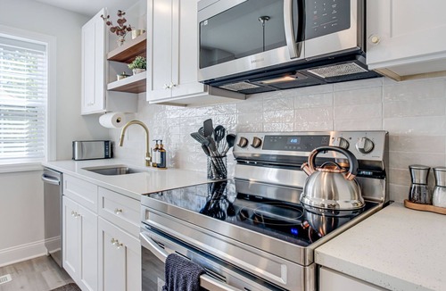 Potomac West House | 5min Walk to Metro, Level 2 EV Charger, King Beds, Smart TVs