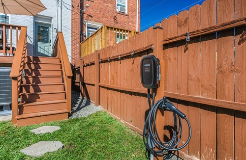 Potomac West House | 5min Walk to Metro, Level 2 EV Charger, King Beds, Smart TVs