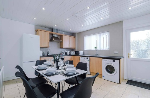 Clayton House | 5mins to Co-op Live & Etihad Campus | Free Parking