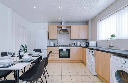 Clayton House | 5mins to Co-op Live & Etihad Campus | Free Parking