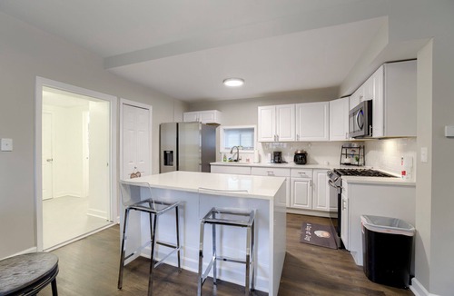 Pendleton Heights House | 5mins to Downtown Spacious Pet Friendly W&Dn