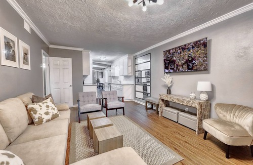College Station House | 5mins to Kyle Field, 5BR w Private Backyard & Pool