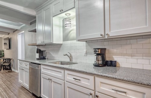 College Station House | 5mins to Kyle Field, 5BR w Private Backyard & Pool