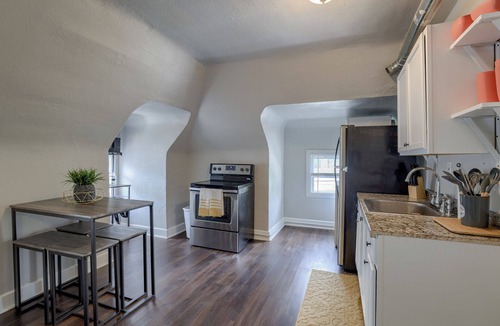 Hanover Place Apartment | 5minsTo KU Med Free Wi-Fi Pet Friendly W&Dn