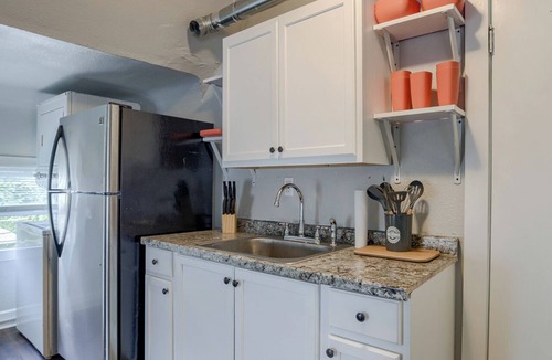 Hanover Place Apartment | 5minsTo KU Med Free Wi-Fi Pet Friendly W&Dn