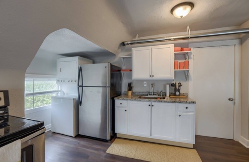 Hanover Place Apartment | 5minsTo KU Med Free Wi-Fi Pet Friendly W&Dn