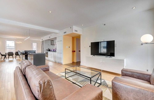 Quartier des Spectacles Apartment | 5mn place des arts, spacious top floor apartment with parking space