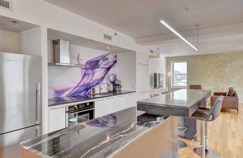 Quartier des Spectacles Apartment | 5mn place des arts, spacious top floor apartment with parking space