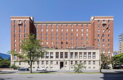 Quartier des Spectacles Apartment | 5mn place des arts, spacious top floor apartment with parking space