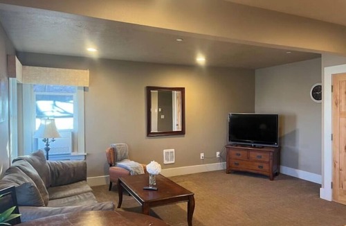 Cliff - Cannon House | 5th Avenue Suites #6