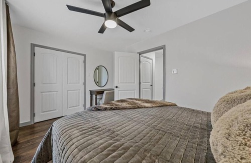 Waco House | 5th St Getaway w Sauna Hot tub Firepit & Game Room