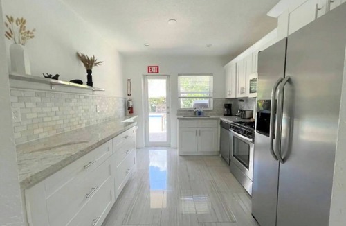 Royal Poinciana House | 6/6 for 12+ Big Heated Pool w/Tiki Bar-BBQ-Beach