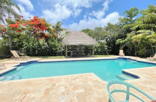 Royal Poinciana House | 6/6 for 12+ Big Heated Pool w/Tiki Bar-BBQ-Beach