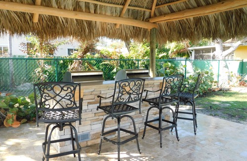 Royal Poinciana House | 6/6 for 12+ Big Heated Pool w/Tiki Bar-BBQ-Beach