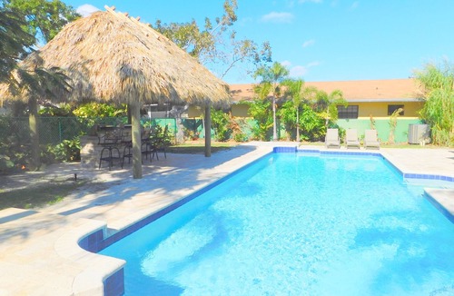 Royal Poinciana House | 6/6 for 12+ Big Heated Pool w/Tiki Bar-BBQ-Beach