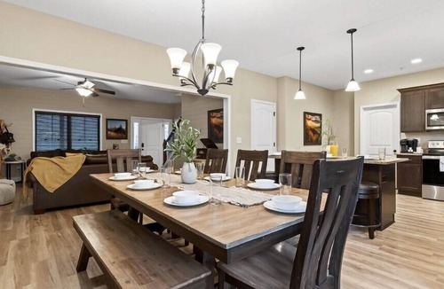 Pigeon Forge Cabin | 6 BD Next To Dollywood |Sleeps 22| Pool | Arcade |Sauna |Pet Friendly