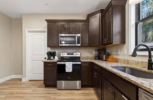 Pigeon Forge Cabin | 6 BD Next To Dollywood |Sleeps 22| Pool | Arcade |Sauna |Pet Friendly