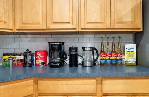 Southeast Yonkers Apartment | 6 bdr Yonkers Home, 2 Apts, Balcony & Parking