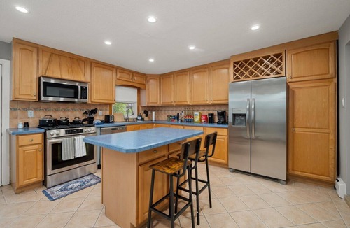 Southeast Yonkers Apartment | 6 bdr Yonkers Home, 2 Apts, Balcony & Parking