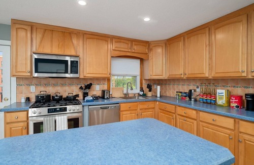 Southeast Yonkers Apartment | 6 bdr Yonkers Home, 2 Apts, Balcony & Parking