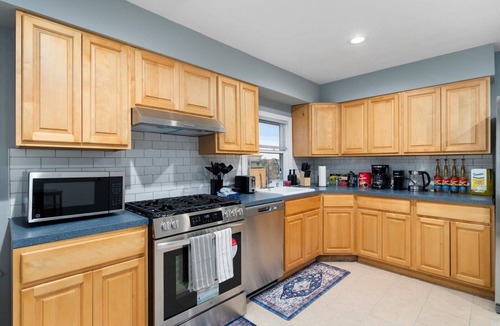 Southeast Yonkers Apartment | 6 bdr Yonkers Home, 2 Apts, Balcony & Parking