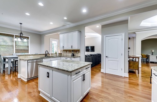 Ashford Park House | 6 BDRM, 5.5Bath Brookhaven home. Sleeps 12 with pool and Family friendly. Fenced