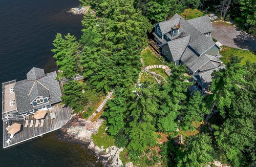 Bracebridge Villa | 6 bdrm, 5 bath Luxury Cottage, Boathouse, Lake Muskoka, All day sun!