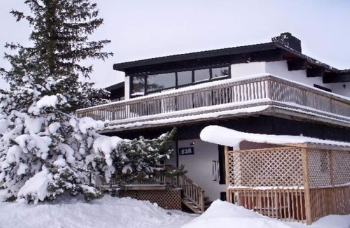 The Blue Mountains Ski Chalet | 6 bdrm Cottage@Blue Mountain,Private Beach Access,Hot Tub/Sauna/Petfriendly/BBQ