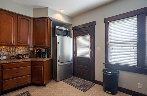 Dayton House | 6 Bed 2.5 Bath Next to UD Sleeps 14 PATIO