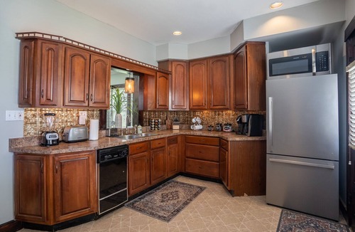 Dayton House | 6 Bed 2.5 Bath Next to UD Sleeps 14 PATIO