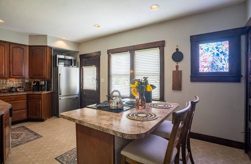 Dayton House | 6 Bed 2.5 Bath Next to UD Sleeps 14 PATIO