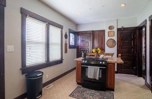 Dayton House | 6 Bed 2.5 Bath Next to UD Sleeps 14 PATIO