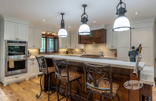 Craigleith Ski Chalet | 6 bed 4 bath Chalet with Tennis Court!