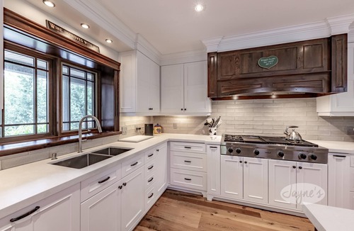 Craigleith Ski Chalet | 6 bed 4 bath Chalet with Tennis Court!